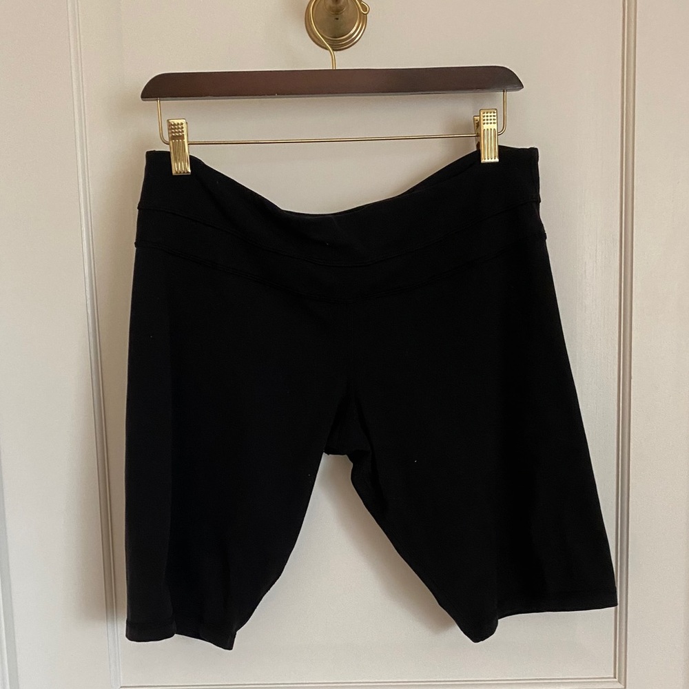 Lululemon reversible black bikers.